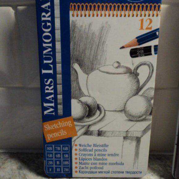 watercolour & sketching pencils & sketchbook - Picture 2 of 7